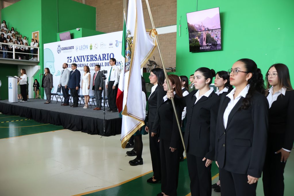 Escuela Normal Oficial de León celebra 75 años formando docentes