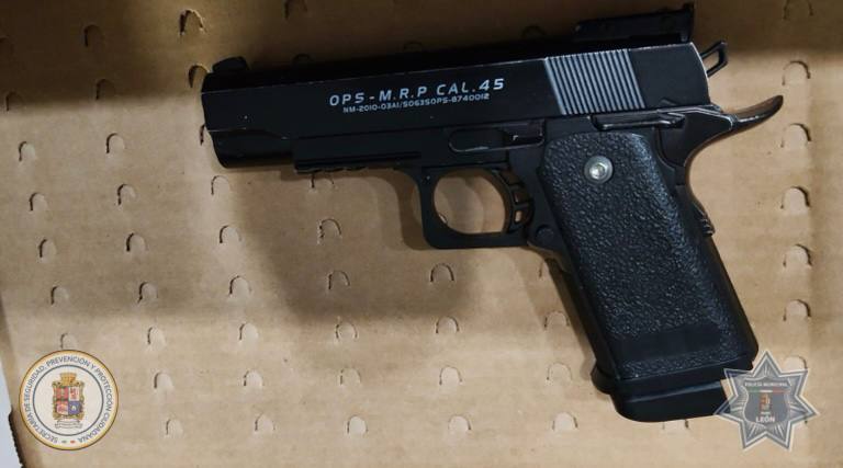 Detienen a dos hombres por robo violento de vehículo en León