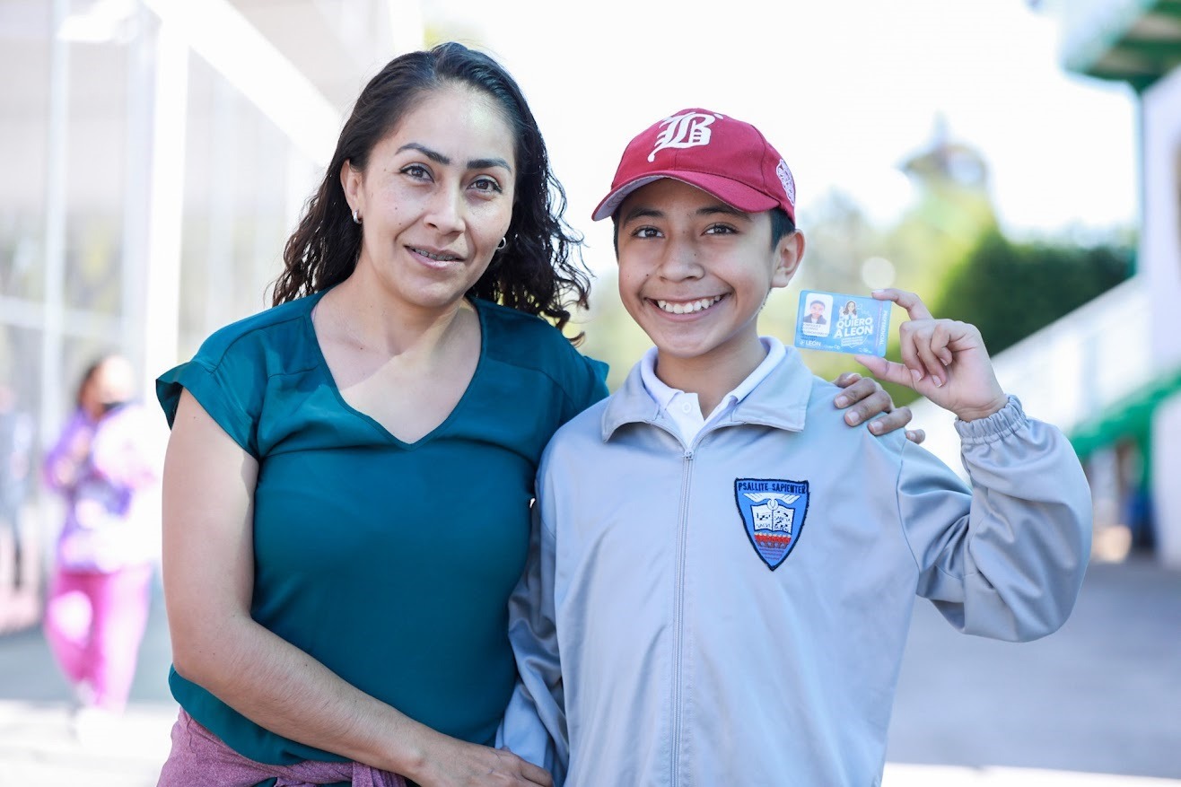 León impulsa la educación con inversión histórica y becas