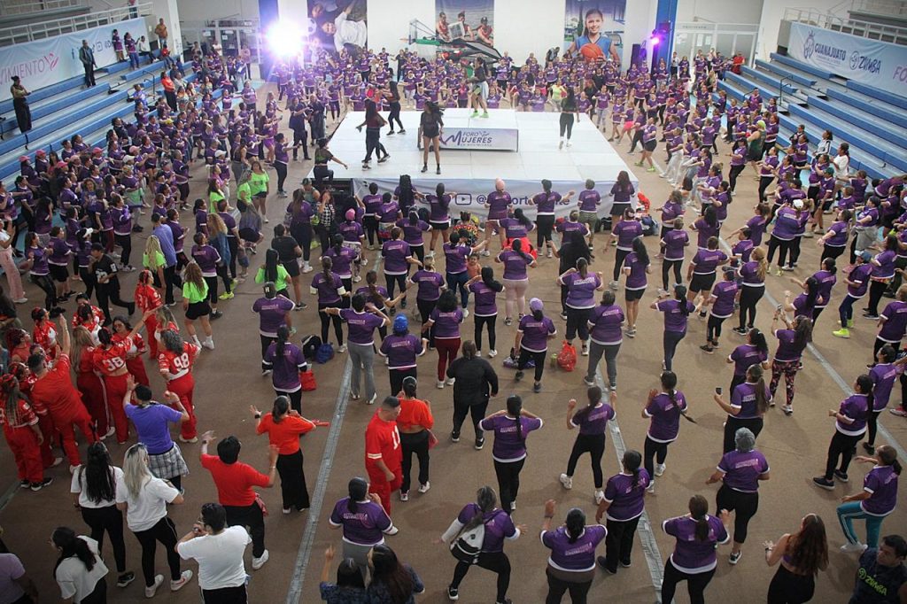 Mujeres unidas en macroactivación masiva de zumba en León